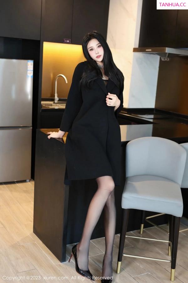 草莓  [XiuRen]高清写真图 2023.12.12 No.7797 草莓mm 黑丝美腿第8张图片